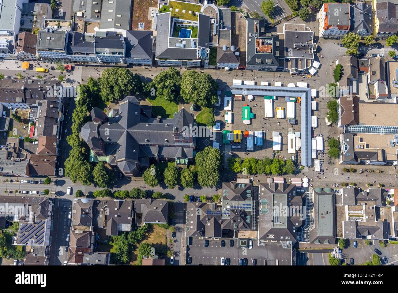 Luftaufnahme, Neheimer Dom St. Johannes-Baptist, Wochenmarkt am Neheimer Markt, Neheim, Arnsberg, Sauerland, Nordrhein-Westfalen, Deutschland, Plac Stockfoto