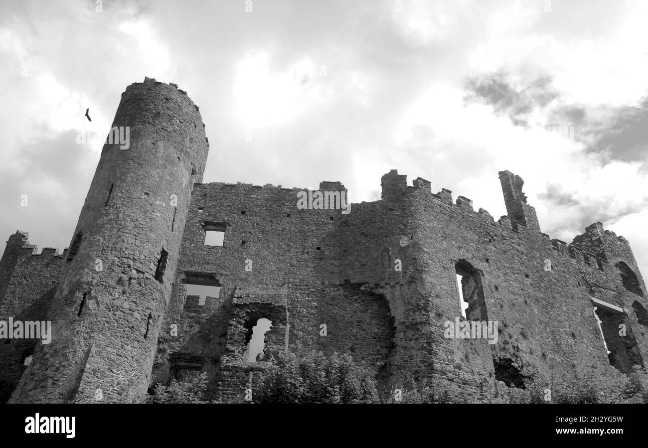 Die majestätischen Ruinen von Laugharne Castle in der Küstenstadt Laugharne in Carmarthenshire, Wales Stockfoto