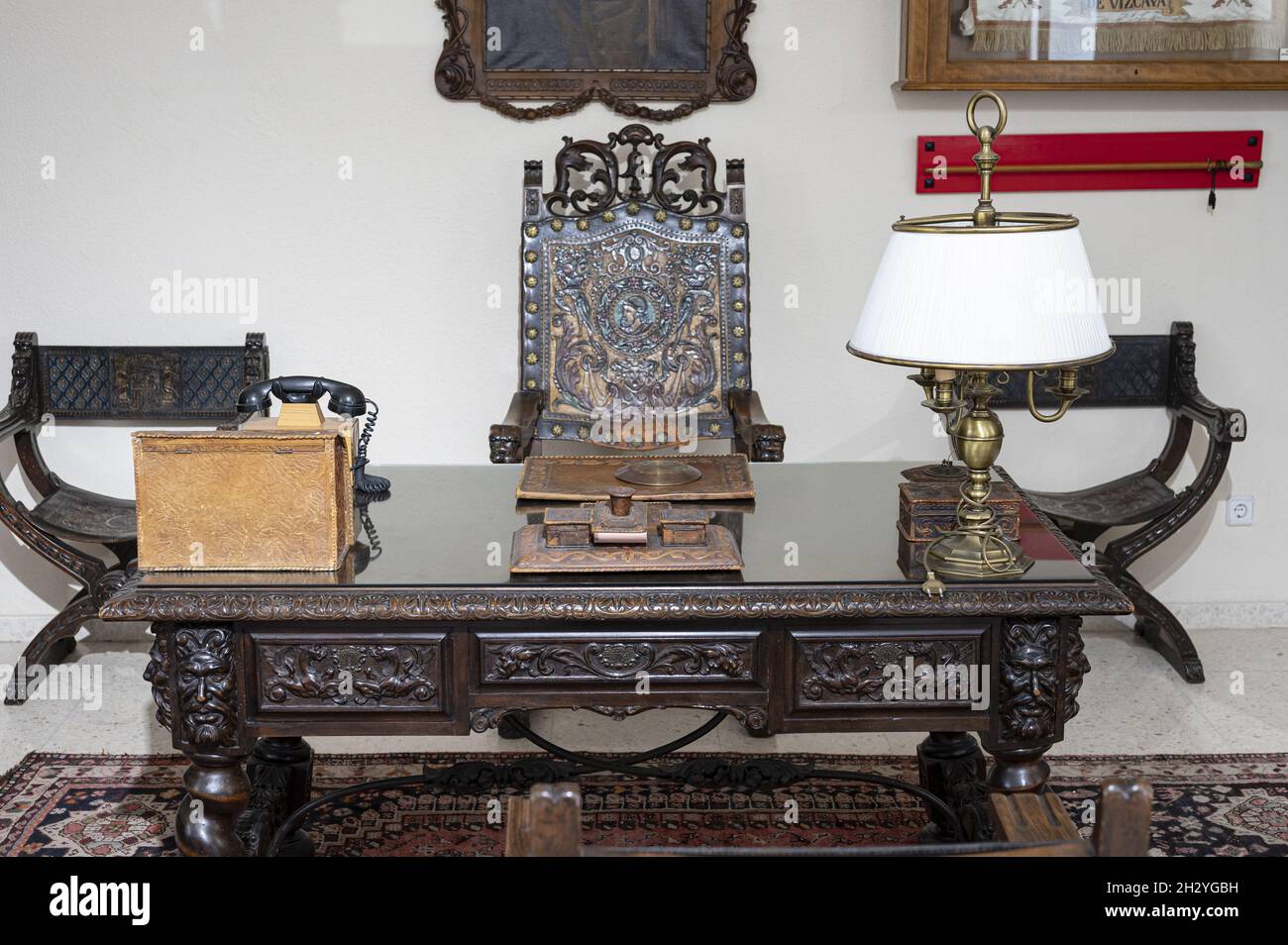 Ein altes Büro eines Militärgenerals mit einem Holztisch und Stuhl Stockfoto