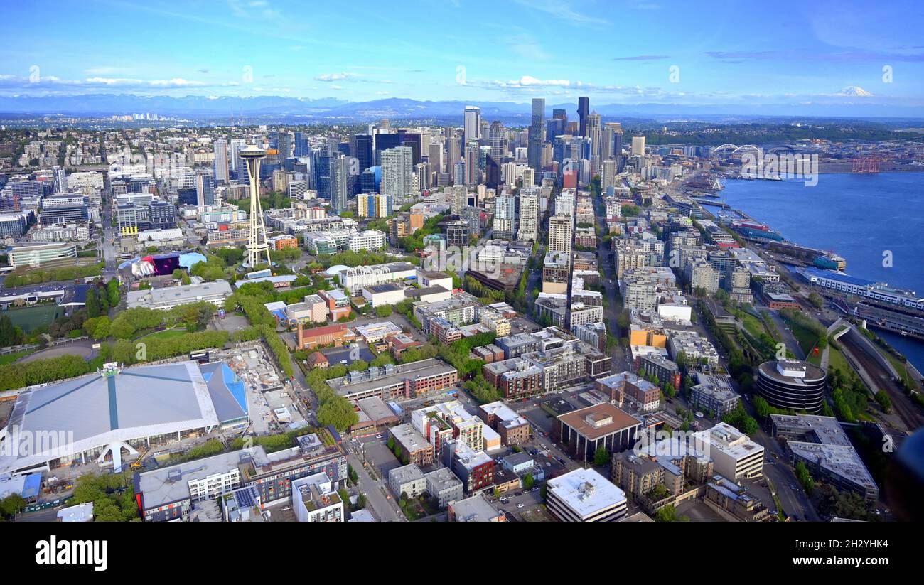 LUFTAUFNAHMEN VON SEATTLE, WASHINGTON, USA...DIE SKYLINE DER STADT, DIE WELTRAUMNADEL UND DAS ZENTRUM VON SEATTLE Stockfoto