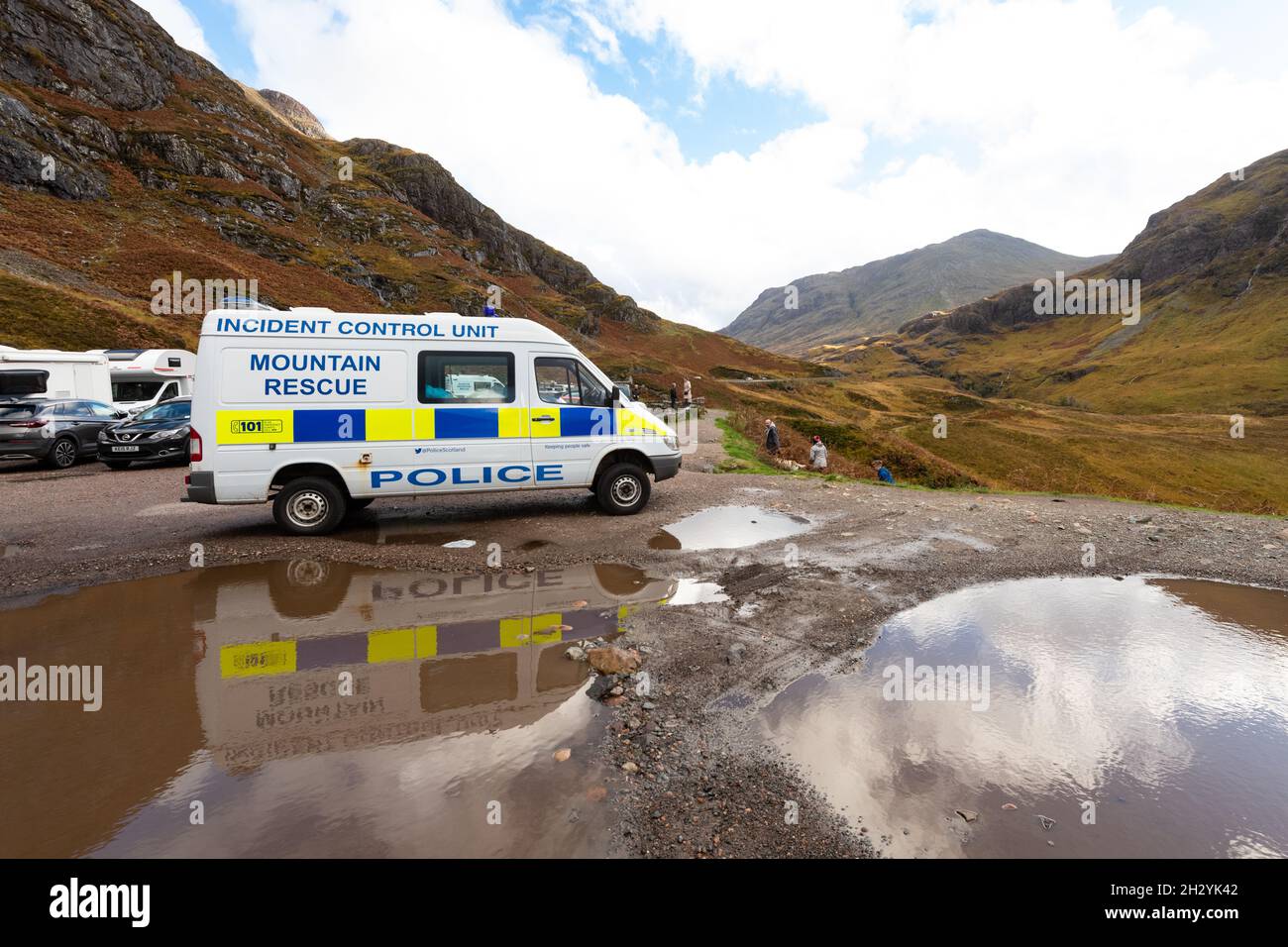 Polizei und Glencoe Mountain Rescue Fahrzeuge am Three Sisters Viewpoint, Glen Coe, Scottish Highlands, Schottland, Großbritannien Stockfoto