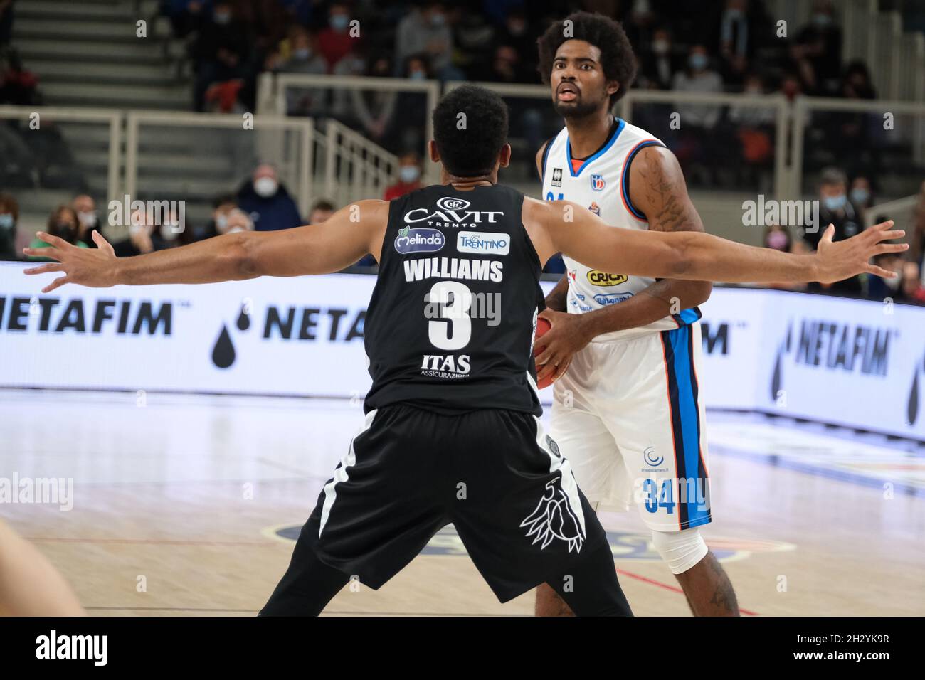 Trient, Italien. Okt. 2021. Aaron Jones - NutriBullet Treviso während der Dolomiti Energia Trentino gegen Nutribullet Treviso Basket, Italienischer Basketball A Serie Championship in Trient, Italien, Oktober 24 2021 Credit: Independent Photo Agency/Alamy Live News Stockfoto