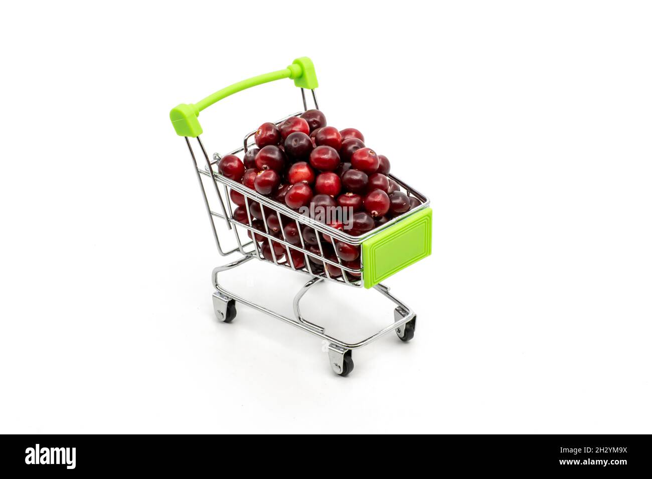 Preiselbeere in einem Supermarkt-Trolley, auf weißem Hintergrund isolieren Stockfoto