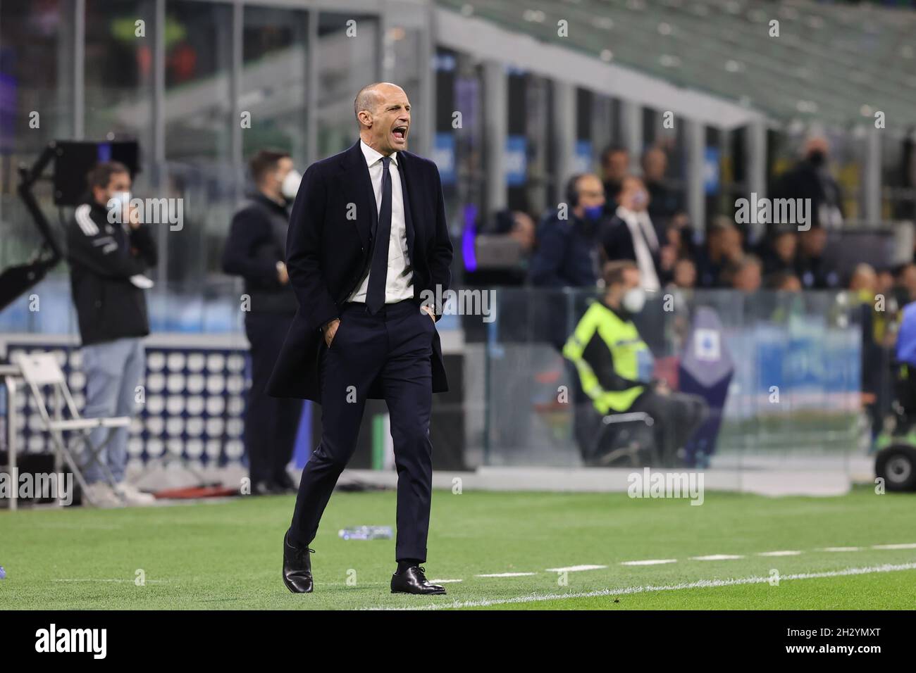 Mailand, Italien, 24. Oktober 2021, Massimiliano Allegri, Cheftrainer des FC Juventus, reagiert während des Fußballspiels der Serie A 2021/22 zwischen dem FC Internazionale und dem FC Juventus im Giuseppe-Meazza-Stadion, Mailand, Italien, am 24. Oktober 2021 von der Bank Stockfoto