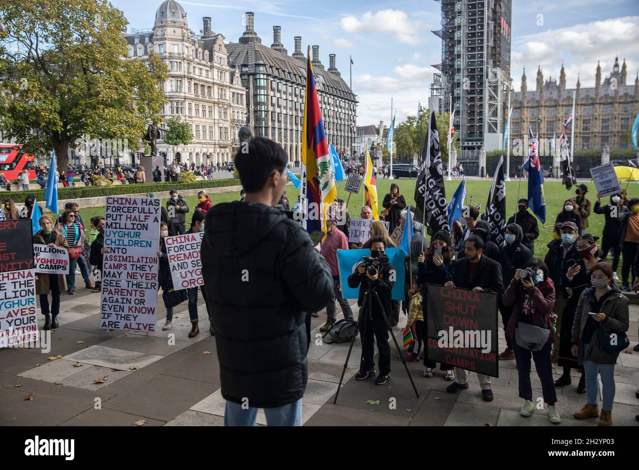 London, Großbritannien. Okt. 2021. Ein Vertreter aus Hongkong spricht während der Demonstration mit den Demonstranten.Eine Kundgebung, die von sechs verschiedenen Menschenrechtsgruppen aus Uiguren, Tibet und Hongkong organisiert wurde und zu „Sag Nein zu den Olympischen Winterspielen in Peking, Sag Nein zu Völkermord“ aufrief, die mit drei Kernaufgaben in Verbindung gebracht wurde: „Protest gegen die Olympischen Winterspiele 2022 in Peking“, „Unterstützung der Uiguren, Tibeter und der Menschen in Hongkong“ und „eine Fackelstaffel zur Interpretation des olympischen Geistes“. Kredit: SOPA Images Limited/Alamy Live Nachrichten Stockfoto