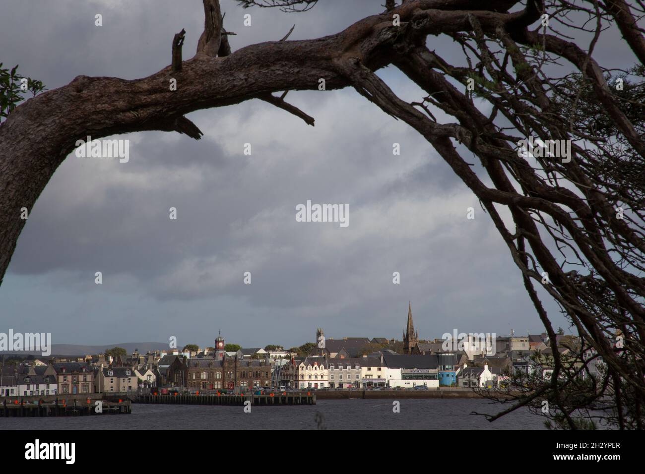 Stornoway Hafen und Stadt von den Lews Castle Grounds aus gesehen, Stornoway, Isle of Lewis, Äußere Hebriden, Schottland, VEREINIGTES KÖNIGREICH Stockfoto