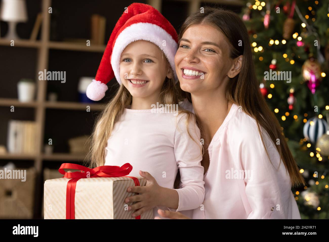 Happy Bonding Familie feiert frohe Weihnachten zu Hause. Stockfoto