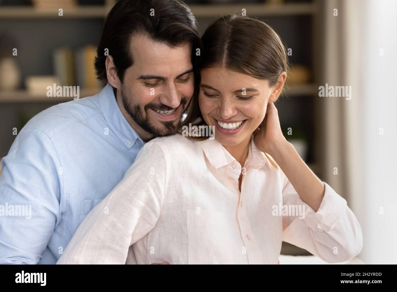 Liebend glücklich junge kaukasischen Mann kuscheln schöne Frau. Stockfoto