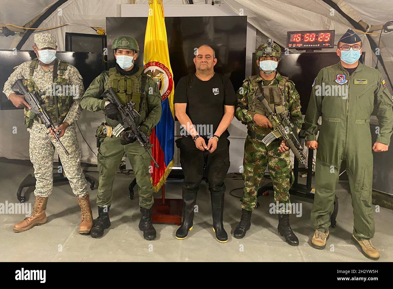 Bogota, Kolumbien. Okt. 2021. Dairo Antonio Usaga, der weithin unter seinem Alias Otoniel bekannt ist und aufgrund seiner Rolle an der Spitze der Drogenhandelsgruppe Clan del Golfo oder Golfclan als einer der meistgesuchten Männer Kolumbiens gilt, wurde am Samstag, dem 23. Oktober 2021, vom kolumbianischen Militär gefangen genommen. Das US-Außenministerium hatte bis zu 5,5 Millionen für Informationen angeboten, die zur Gefangennahme oder Verurteilung von Usaga führten, und beschrieb den Golfclan als ein „schwer bewaffnetes und extrem gewalttätiges“ Kartell. Foto über kolumbianische Präsidentschaft/UPI Kredit: UPI/Alamy Live News Stockfoto