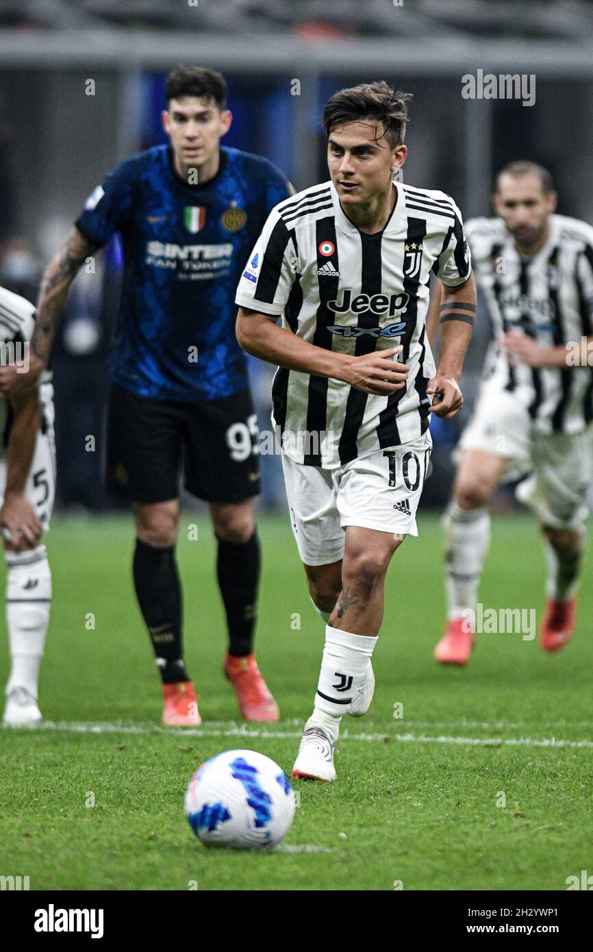 Mailand, Italien - 24. Oktober 2021: Paulo Dybala aus Juventus schießt beim Spiel der italienischen Fußballmeisterschaft FC Internazionale gegen Juventus in der Serie A im San Siro Stadium eine Strafe ab Stockfoto