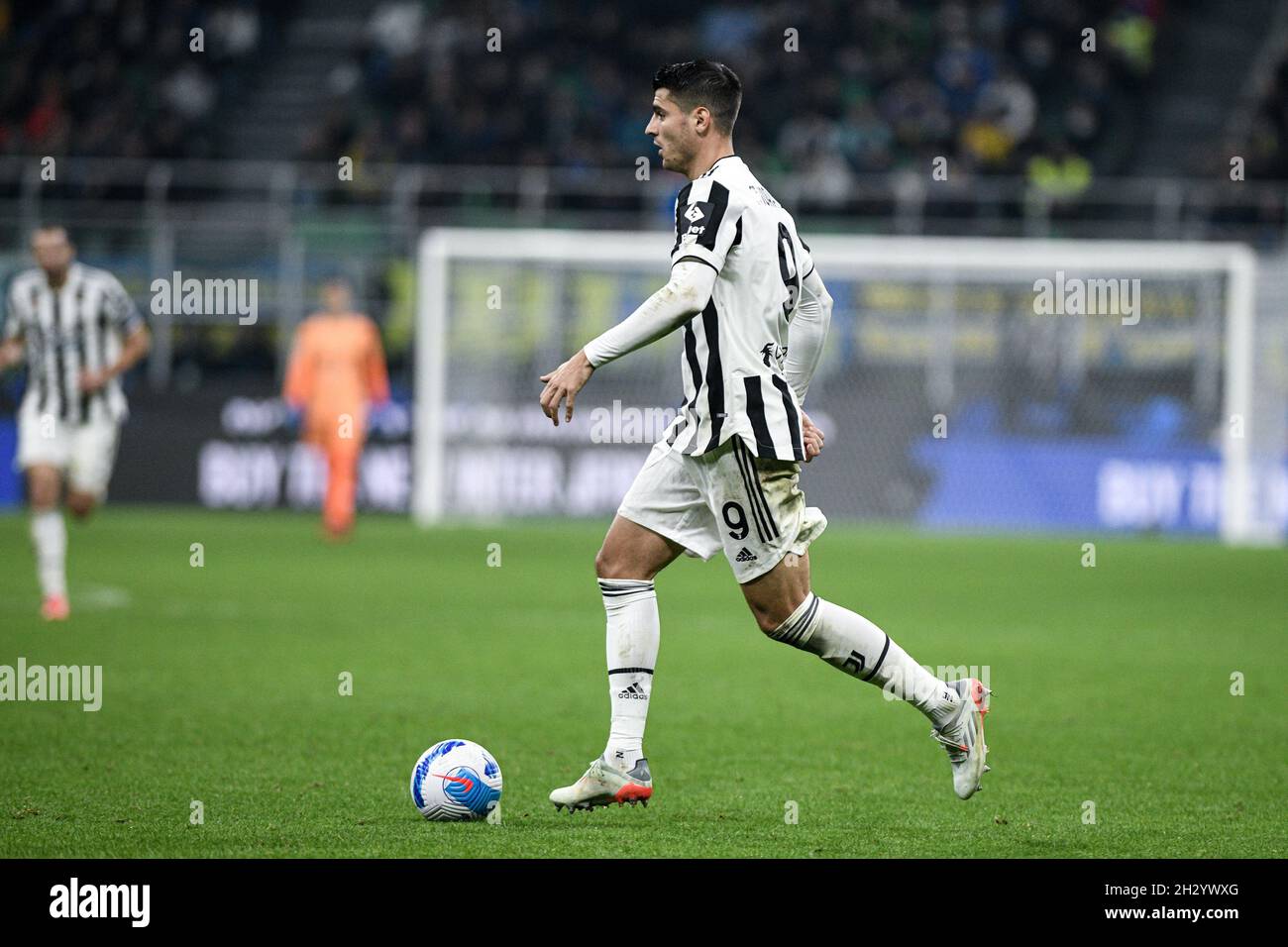 Mailand, Italien - 24. Oktober 2021: Álvaro Morata von Juventus kontrolliert den Ball während des Fußballspiels FC Internazionale gegen Juventus in der Serie A im San Siro Stadium Stockfoto