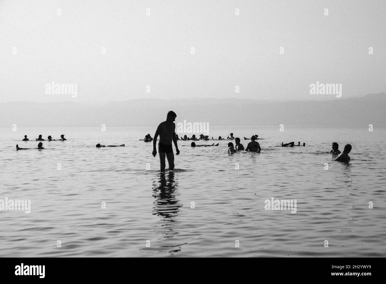 Monochrome Touristen am Toten Meer Stockfoto