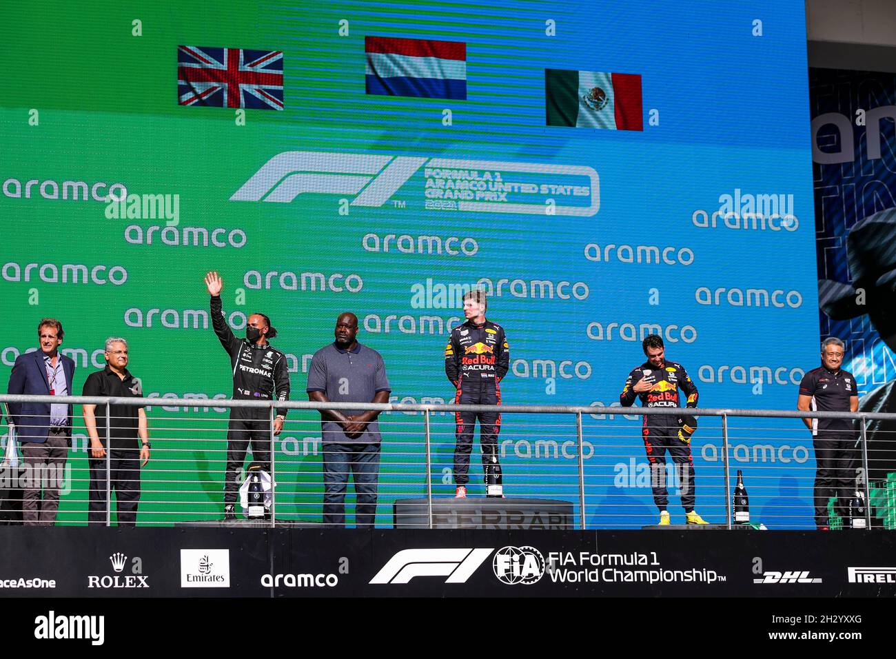 Austin, USA. Okt. 2021. # 44 Lewis Hamilton (GBR, Mercedes-AMG Petronas F1 Team), Shaquille 'Shaq' Rashaun O'Neal (USA), # 33 Max Verstappen (NED, Red Bull Racing), # 11 Sergio Perez (MEX, Red Bull Racing), Masashi Yamamoto (JPN, F1 General Manager Honda), F1 Grand Prix of USA auf dem Circuit of the Americas am 24. Oktober, 2021 in Austin, Vereinigte Staaten von Amerika. (Foto von HOCH ZWEI) Quelle: dpa/Alamy Live News Stockfoto
