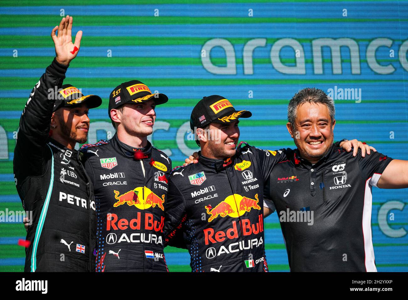 Austin, USA. Okt. 2021. # 44 Lewis Hamilton (GBR, Mercedes-AMG Petronas F1 Team), # 33 Max Verstappen (NED, Red Bull Racing), # 11 Sergio Perez (MEX, Red Bull Racing), Masashi Yamamoto (JPN, F1 General Manager Honda), F1 Grand Prix der USA auf dem Circuit of the Americas am 24. Oktober 2021 in Austin, Vereinigte Staaten von Amerika. (Foto von HOCH ZWEI) Quelle: dpa/Alamy Live News Stockfoto