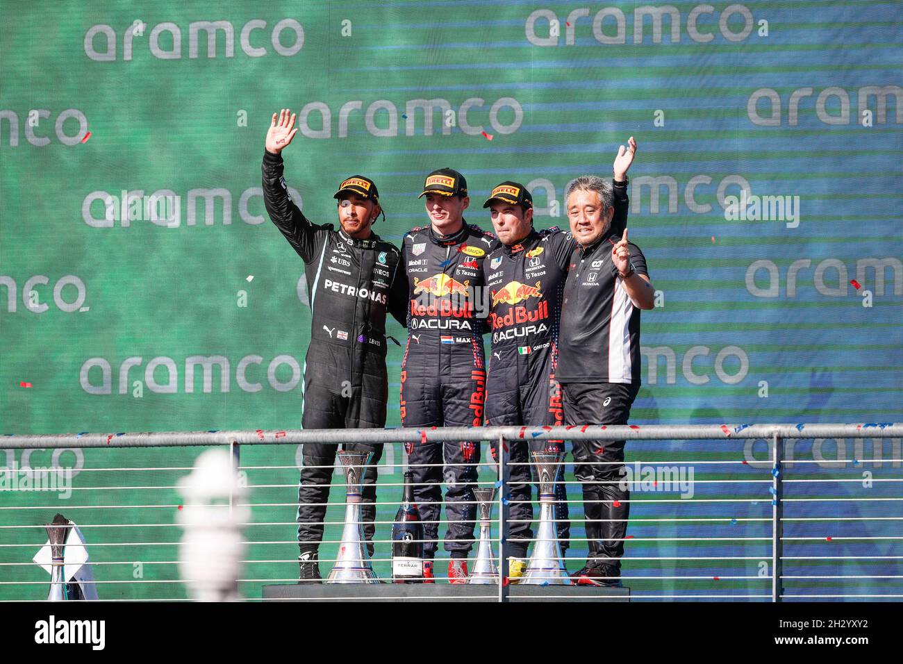 Austin, USA. Okt. 2021. # 44 Lewis Hamilton (GBR, Mercedes-AMG Petronas F1 Team), # 33 Max Verstappen (NED, Red Bull Racing), # 11 Sergio Perez (MEX, Red Bull Racing), Masashi Yamamoto (JPN, F1 General Manager Honda), F1 Grand Prix der USA auf dem Circuit of the Americas am 24. Oktober 2021 in Austin, Vereinigte Staaten von Amerika. (Foto von HOCH ZWEI) Quelle: dpa/Alamy Live News Stockfoto