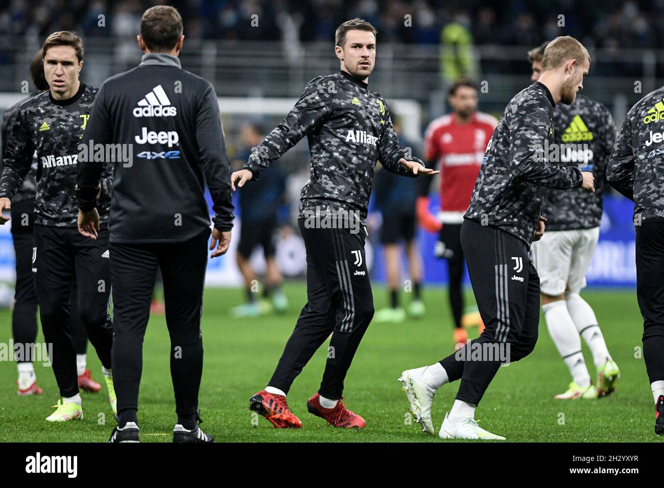 Mailand, Italien - 24. Oktober 2021: Aaron Ramsey von Juventus erwärmt sich vor dem Spiel der italienischen Fußballmeisterschaft der Serie A FC Internazionale gegen Juventus im San Siro Stadium Stockfoto