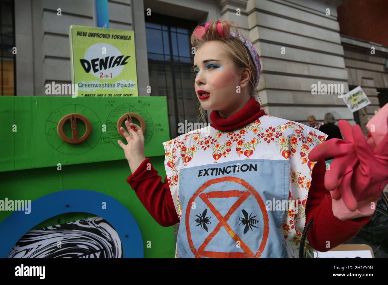 London, Großbritannien. Okt. 2021. Ein Protestler, der während des Extinction Rebellion-Protests als Scrubber gekleidet angesehen wird.Extinction Rebellion bestehen darauf, dass das Science Museum keine Sponsoring-Unterstützung von multinationalen Öl- und Gasunternehmen wie Shell und BP mehr erhält. Durch die Annahme von Sponsoring durch einige der größten Verschmutzer der Welt helfen renommierte Museen ihnen, ihr Image zu reinigen und ihre verheerende planetarische Zerstörung fortzusetzen. Kredit: SOPA Images Limited/Alamy Live Nachrichten Stockfoto