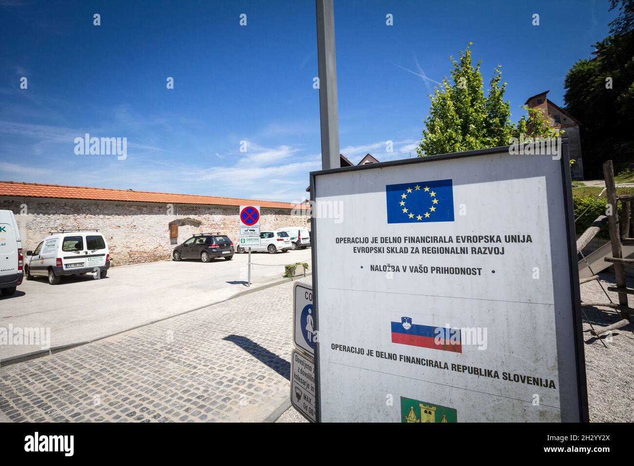 Das Bild eines Schildes, das auf ein Wiederaufbauprojekt hinweist, wird von der Europäischen Union im slowenischen Skofja loka finanziert und gespendet. Stockfoto