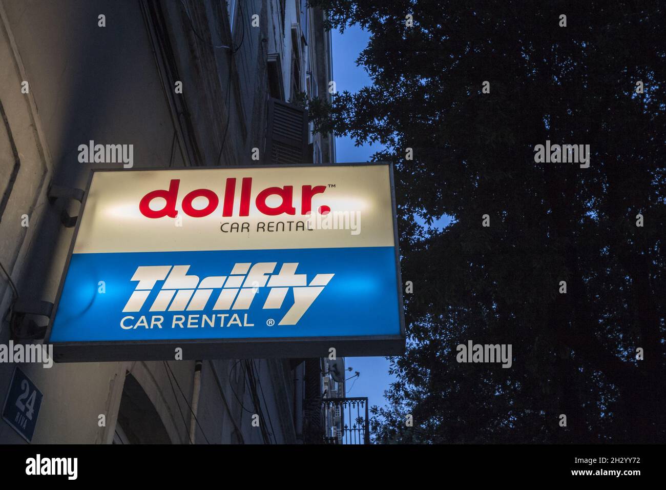 Bild der Schilder von Dollar Autovermietung und Thrifty Autovermietung auf ihren Agenturen in Rijeka, Kroatien. Dollar Rent A Car, Inc., früher bekannt als Doll Stockfoto