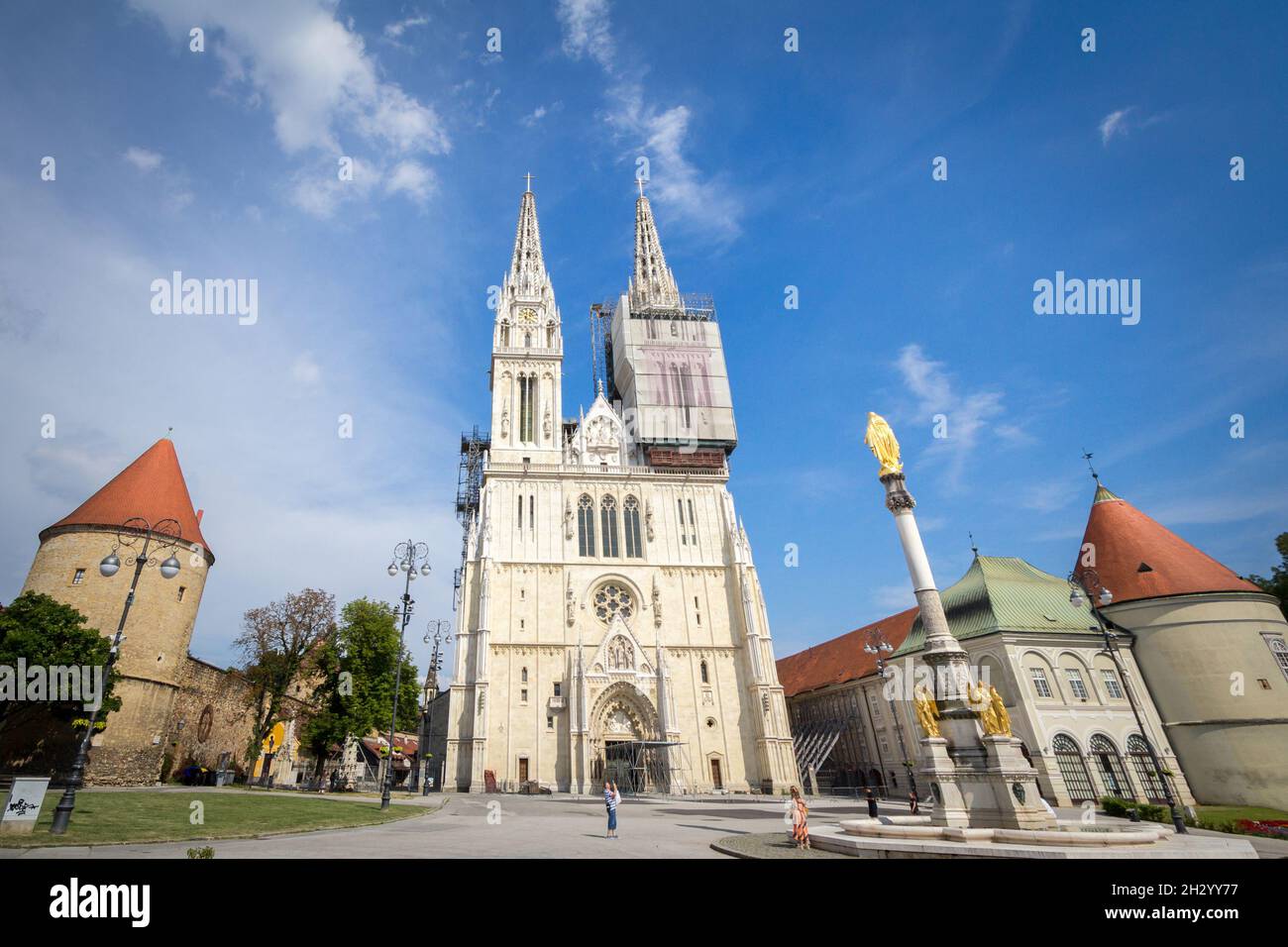 Bild der Kathedrale von Zagreb im Sommer. Die Kathedrale von Zagreb, am Kaptol, ist eine römisch-katholische Kathedrale und nicht nur das höchste Gebäude Stockfoto