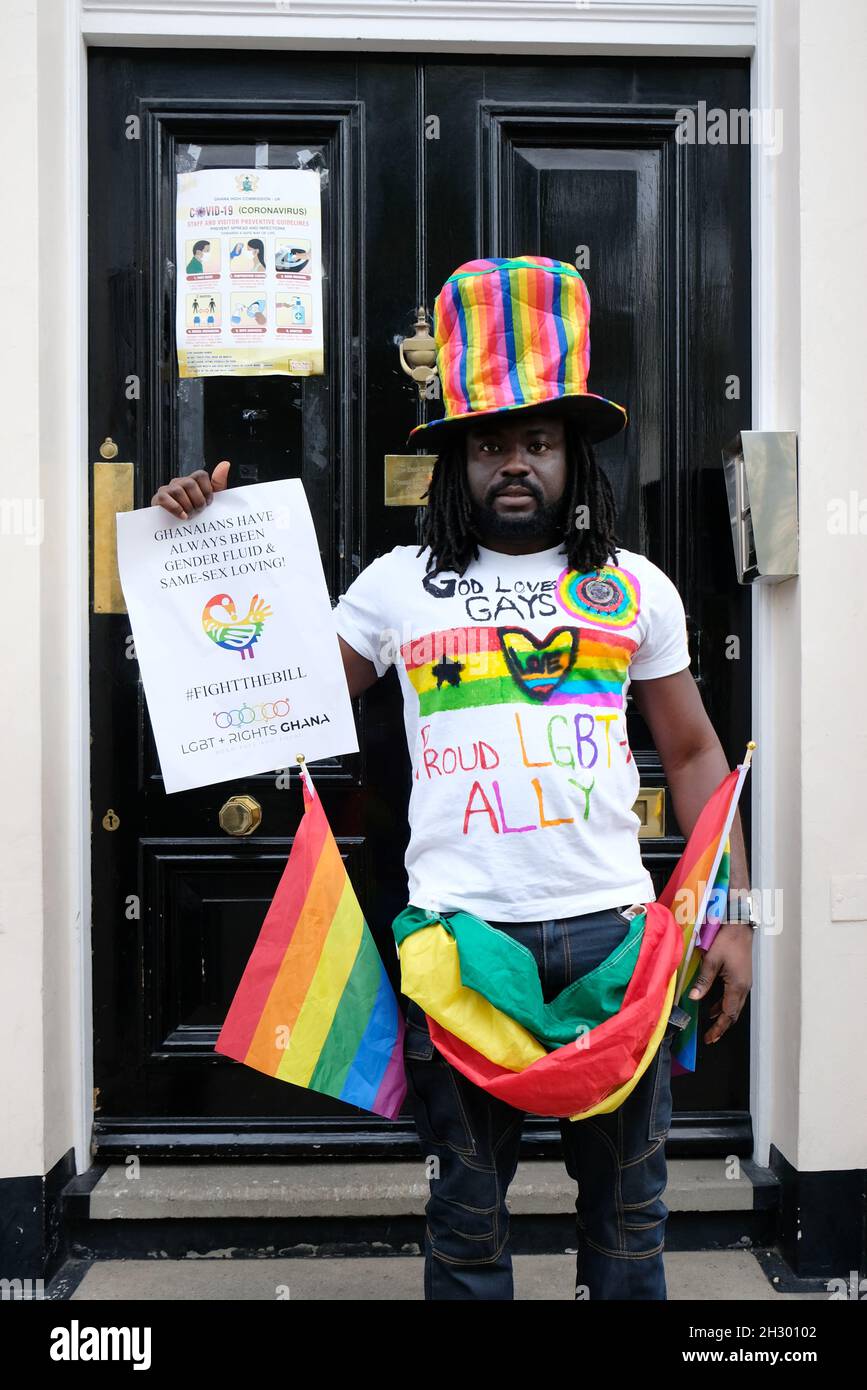 London, Großbritannien. Ein Aktivist solidarisiert sich mit der ghanaischen LGBT+-Gemeinschaft, da das afrikanische Land derzeit ein weit reichendes Gesetz gegen Homosexuelle überprüft. Stockfoto