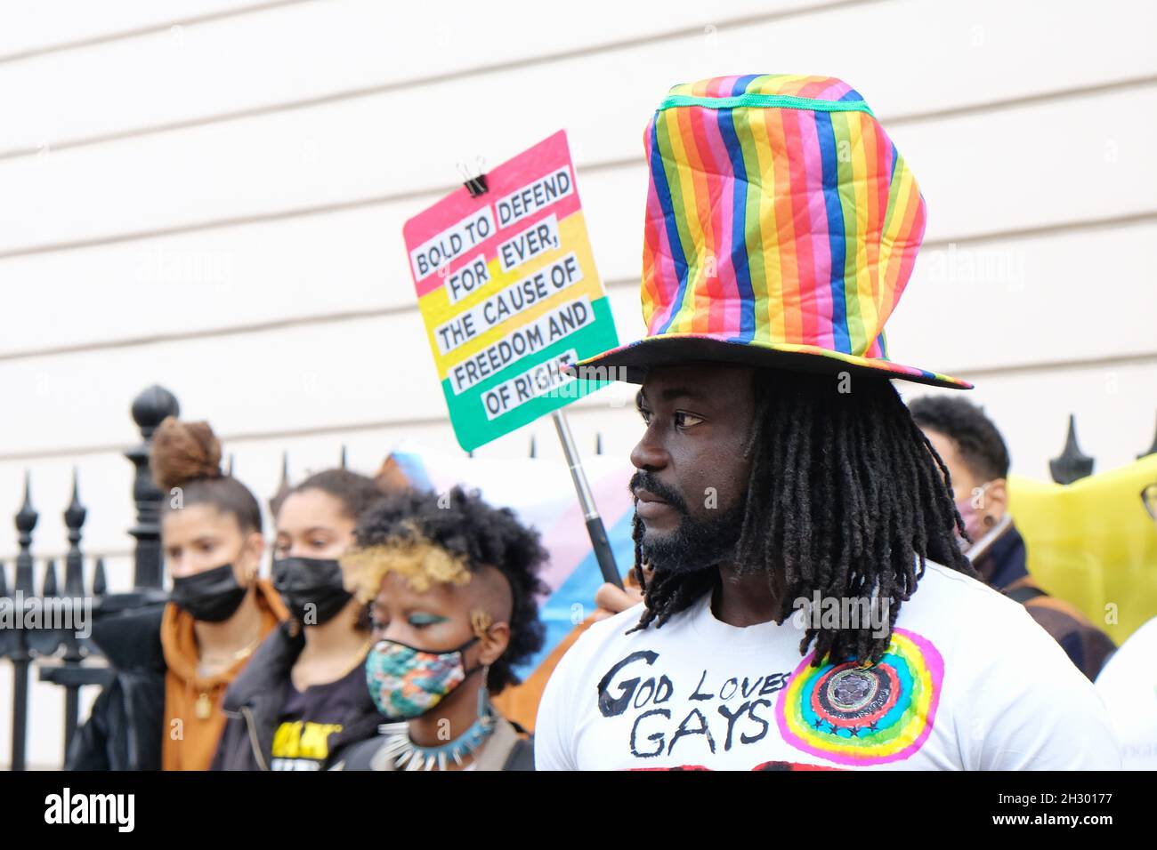 London, Großbritannien. Aktivisten versammeln sich, um gegen das weitreichende Anti-Homosexuell-Gesetz zu protestieren, das derzeit im parlament des Landes diskutiert wird. Stockfoto