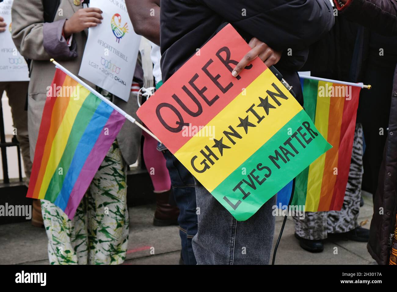 London, Großbritannien. Ein Aktivist hält ein Zeichen bei einem Protest gegen das weitreichende Anti-Homosexuell-Gesetz Ghanas, das im parlament des Landes diskutiert wird. Stockfoto