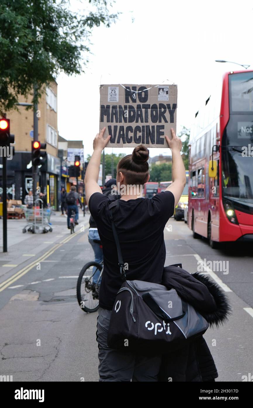 London, Großbritannien. Ein Protestler hält während eines anti-Impfstoff-passmarschs in den Vororten der Stadt ein Schild mit dem Aufschrift „kein obligatorischer Impfstoff“ hoch. Stockfoto