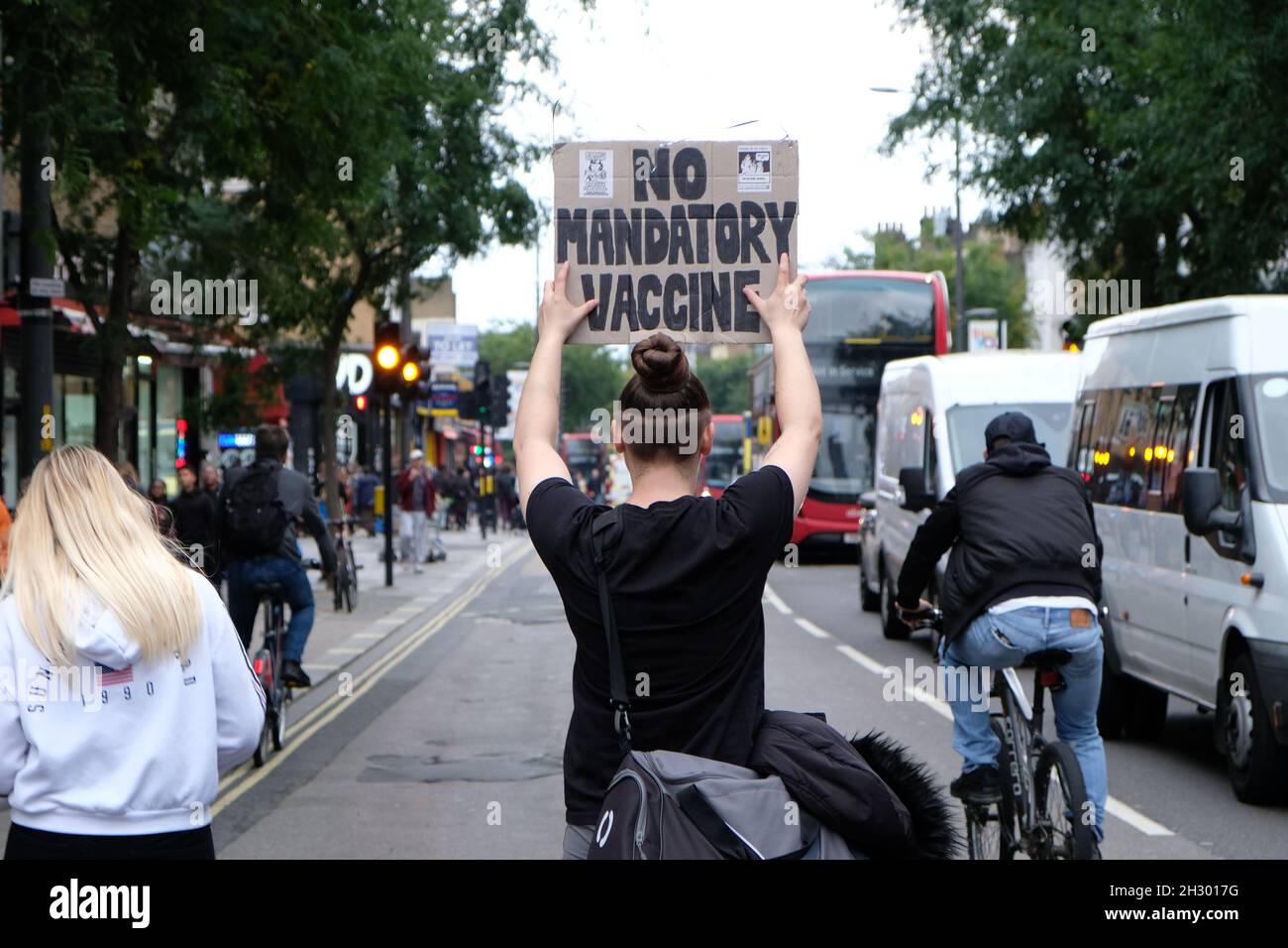 London, Großbritannien. Ein Protestler hält während eines anti-Impfstoff-passmarschs in den Vororten der Stadt ein Schild mit dem Aufschrift „kein obligatorischer Impfstoff“ hoch. Stockfoto