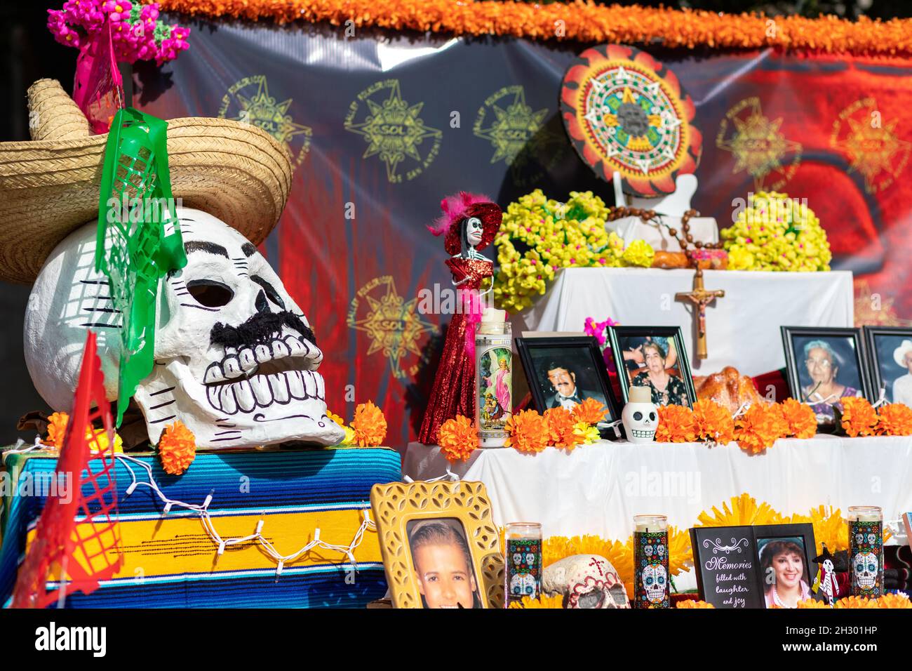 San Antonio, Texas, USA. Oktober 2021. Ein alter auf dem Muertos Fest, ein Tag der Toten in San Antonio Texas, Dia de los Muertos, Fest. Der Tag der Toten ist ein traditioneller mexikanischer Feiertag, der mit Altären und Opfergaben in Mexiko und anderswo gefeiert wird, um Familie, Freunde und andere, die gestorben sind, zu ehren. Stockfoto