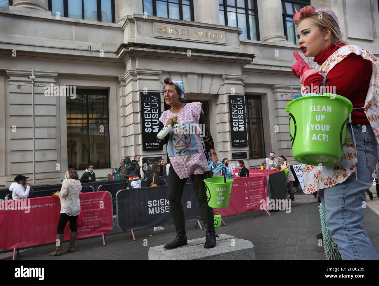 London, Großbritannien. Okt. 2021. Als Wäschereien gekleidete Demonstranten heben ihrem Publikum die schreckliche Grünwäsche hervor, die im Wissenschaftsmuseum stattfindet. Extinction Rebellion Demonstranten bestehen darauf, dass das Science Museum keine Sponsoring-Unterstützung von multinationalen Öl- und Gasunternehmen wie Shell und BP mehr erhält. Durch die Annahme von Sponsoring durch einige der größten Verschmutzer der Welt helfen renommierte Museen ihnen, ihr Image zu reinigen und ihre verheerende planetarische Zerstörung fortzusetzen. (Foto von Martin Pope/SOPA Images/Sipa USA) Quelle: SIPA USA/Alamy Live News Stockfoto