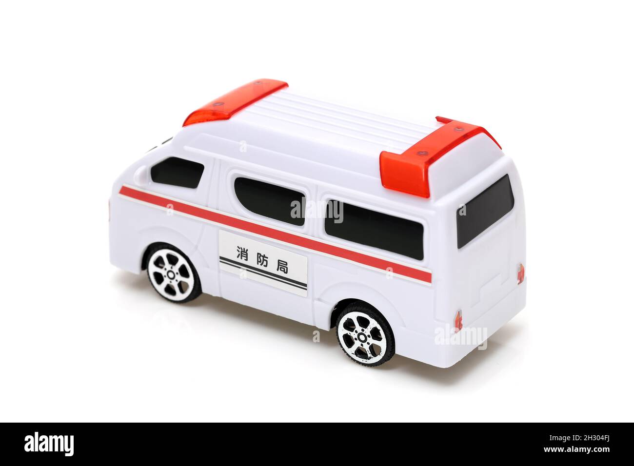 Japanisches Spielzeug Krankenwagen isoliert auf weißem Hintergrund, Übersetzung: 'Feuerwehr' Stockfoto