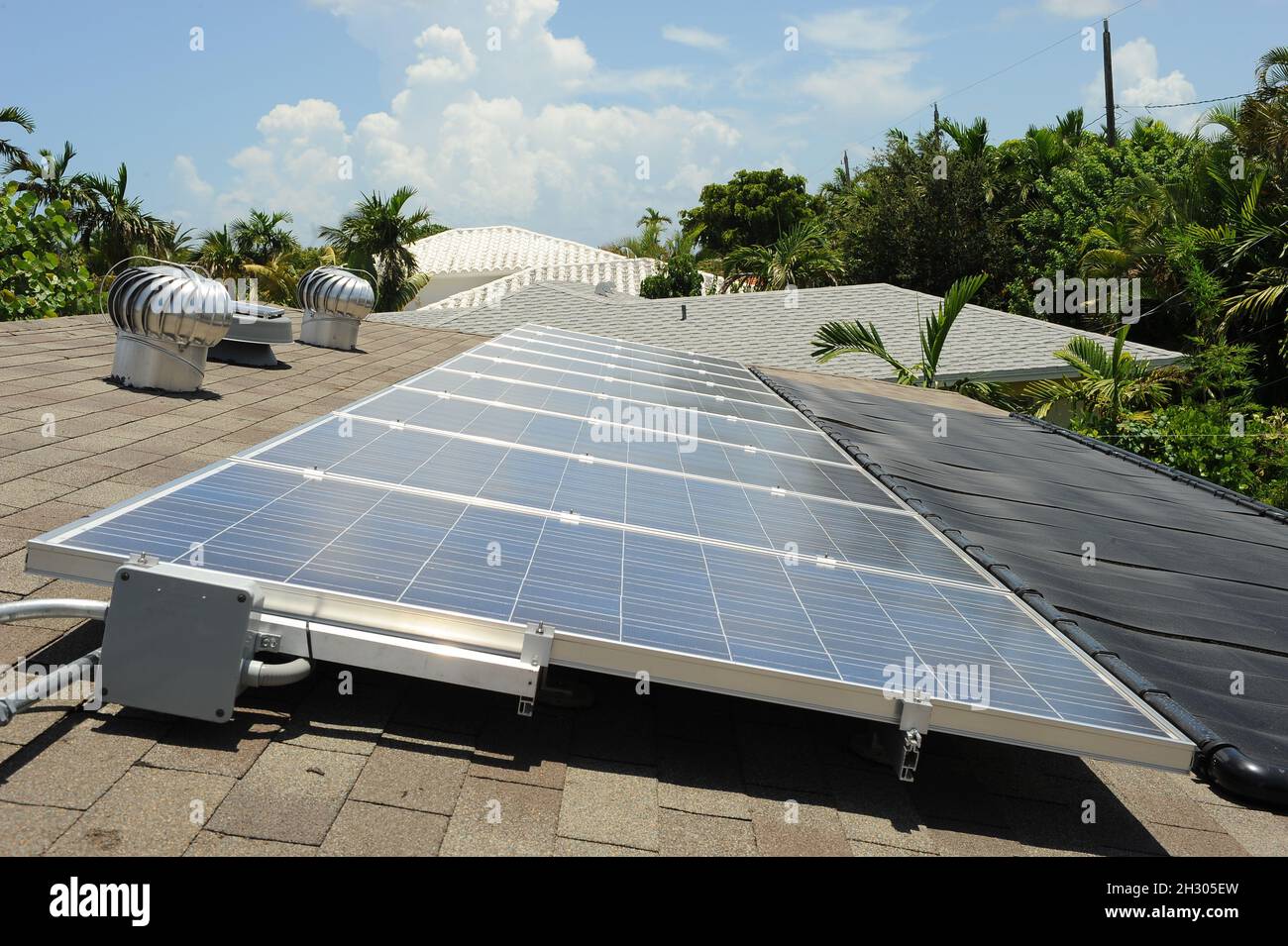 Nahaufnahme Renovierungsprojekt Solar PV und Solar Pool Warmwasserbereitung Stockfoto