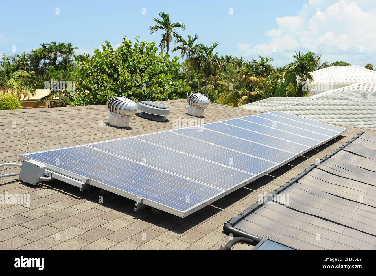 Drei Technologien für erneuerbare Energien bei der Renovierung von Wohnanlagen Solar PV Solar Pool Heat and Solar Fan Stockfoto