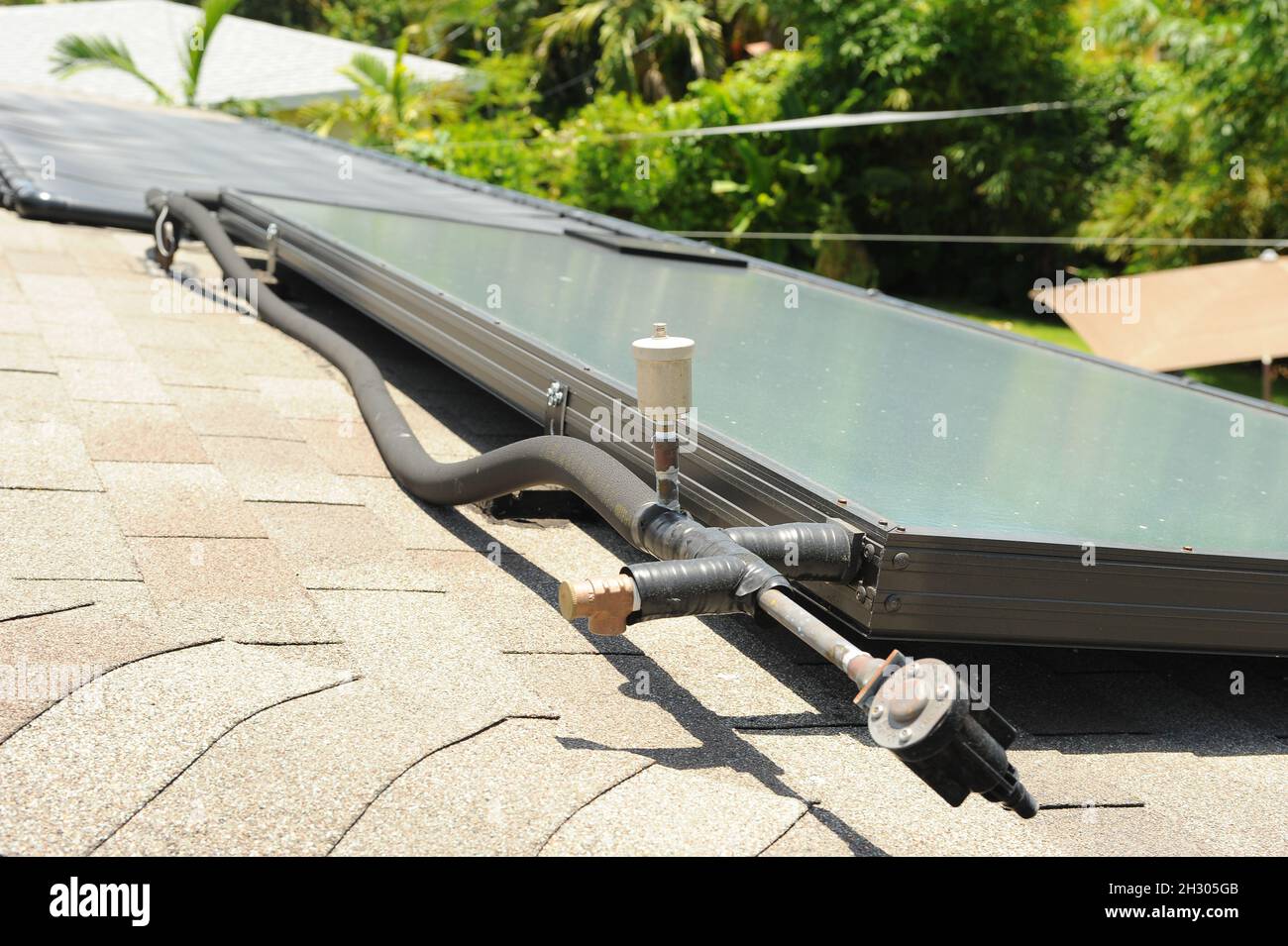 Erneuerbare Energie Dach Solar Warmwasserbereiter Und Sonnenkollektoren Close Up Stockfoto