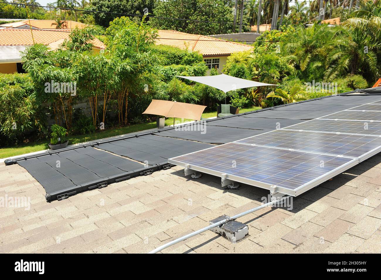 Nachhaltiges Wohndesign mit Solarpool-Wärme- und Solar-PV-Paneelen Stockfoto