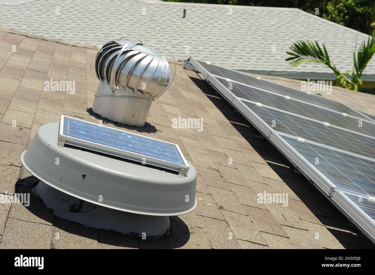 Solar-Dachventilator für Wohngebäude für bessere HLK-Leistung Green Building Stockfoto