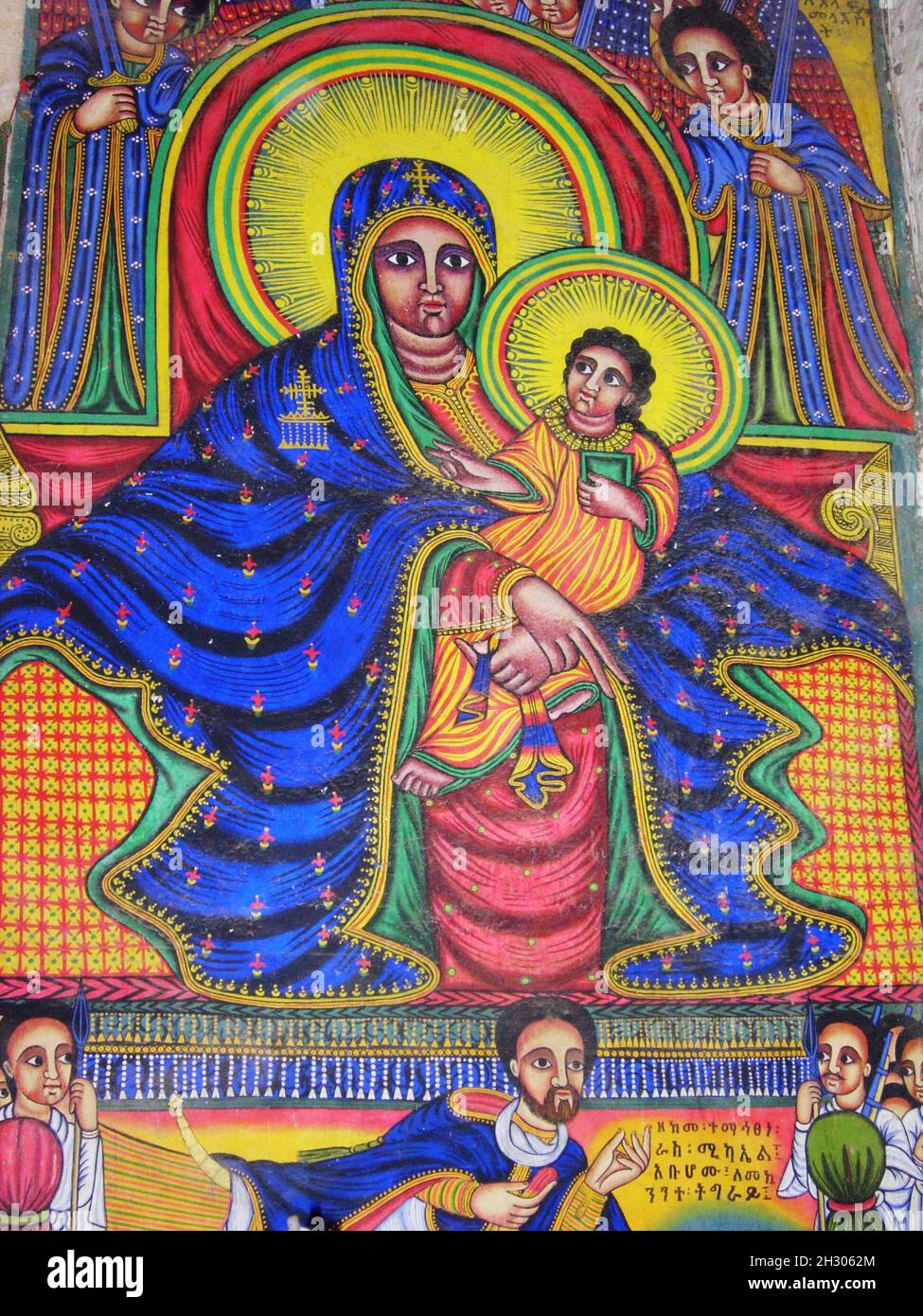 Ein Wandgemälde der Axum Kathedrale in Äthiopien, das eine schwarze Madonna mit Kind zeigt Stockfoto