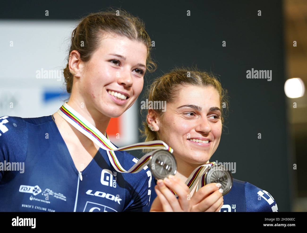 Clara COPPONI und Marie NET (FRA) Zeremonie Frauen Madison während der UCI 2021 Track World Championships am 23. Oktober 2021 im Jean Stablinksi Velodrome in Roubaix, Frankreich Credit: SCS/Soenar Chamid/AFLO/Alamy Live News Stockfoto