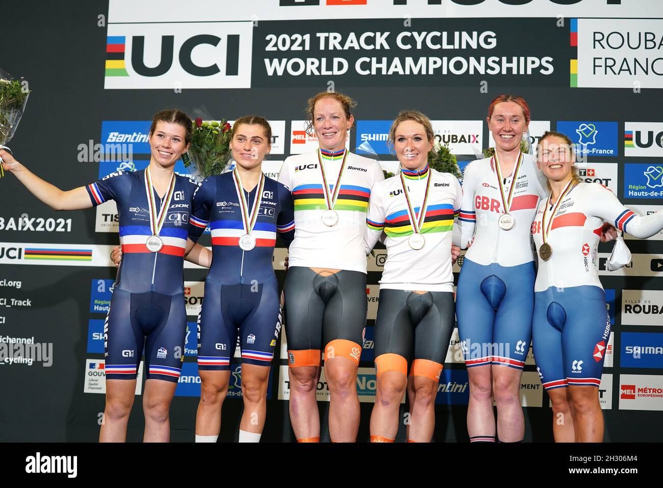 Roubaix, Frankreich, 24. Oktober 2021, Clara COPPONI und Marie NET (FRA), Amy PIETERS und Kirsten WILD (NED), Katie ARCHIBALD und Neah EVANS (GBR) Zeremonie Frauen Madison während der UCI 2021 Track World Championships am 23. Oktober 2021 im Jean Stablinksi Velodrome in Roubaix, Frankreich Credit: SCS/Soenar Chamid/AFLO/Alamy Live News Stockfoto