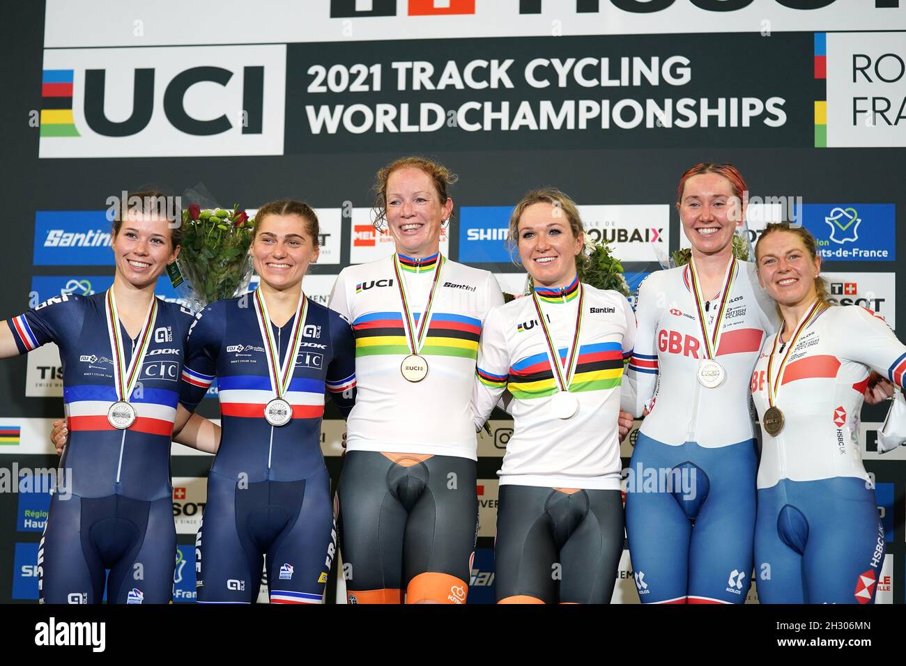 Roubaix, Frankreich, 24. Oktober 2021, Clara COPPONI und Marie NET (FRA), Amy PIETERS und Kirsten WILD (NED), Katie ARCHIBALD und Neah EVANS (GBR) Zeremonie Frauen Madison während der UCI 2021 Track World Championships am 23. Oktober 2021 im Jean Stablinksi Velodrome in Roubaix, Frankreich Credit: SCS/Soenar Chamid/AFLO/Alamy Live News Stockfoto