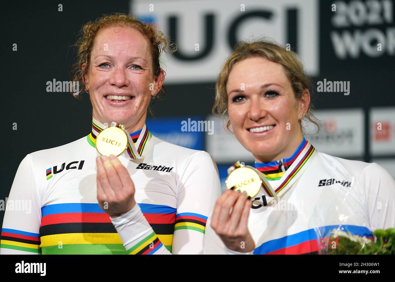 Roubaix, Frankreich, 24. Oktober 2021, Amy PIETERS und Kirsten WILD (NED) Zeremonie Damen Madison während der UCI 2021 Track World Championships am 23. Oktober 2021 im Jean Stablinksi Velodrome in Roubaix, Frankreich Credit: SCS/Soenar Chamid/AFLO/Alamy Live News Stockfoto