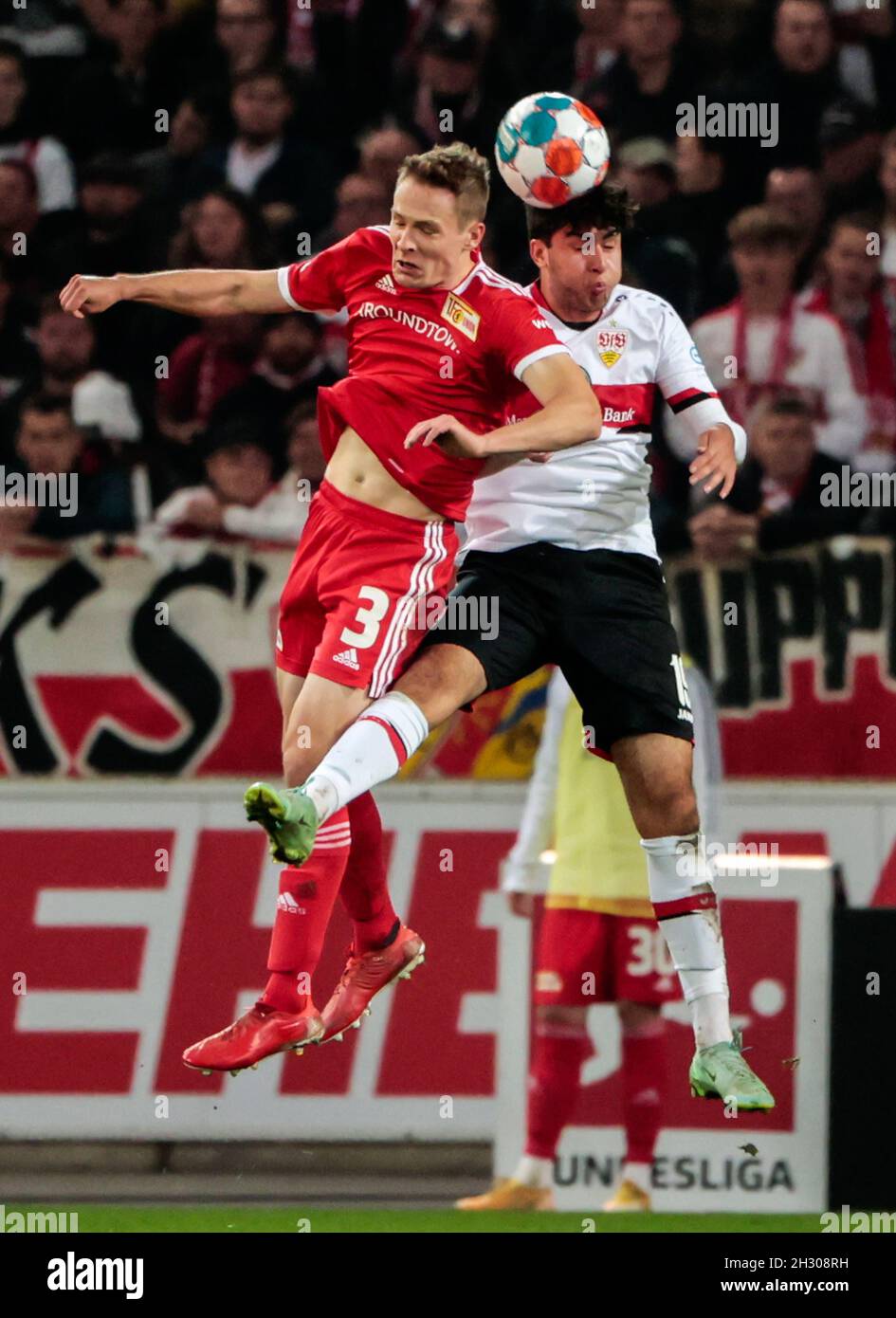 Stuttgart, Deutschland. Okt. 2021. Wahid Faghir (R) aus Stuttgart wetteiferte um den Kopf mit Paul Jaeckel von der Union Berlin während eines Bundesliga-Spiels zwischen dem VfB Stuttgart und dem 1.FC Union Berlin am 24. Oktober 2021 in Stuttgart. Quelle: Philippe Ruiz/Xinhua/Alamy Live News Stockfoto