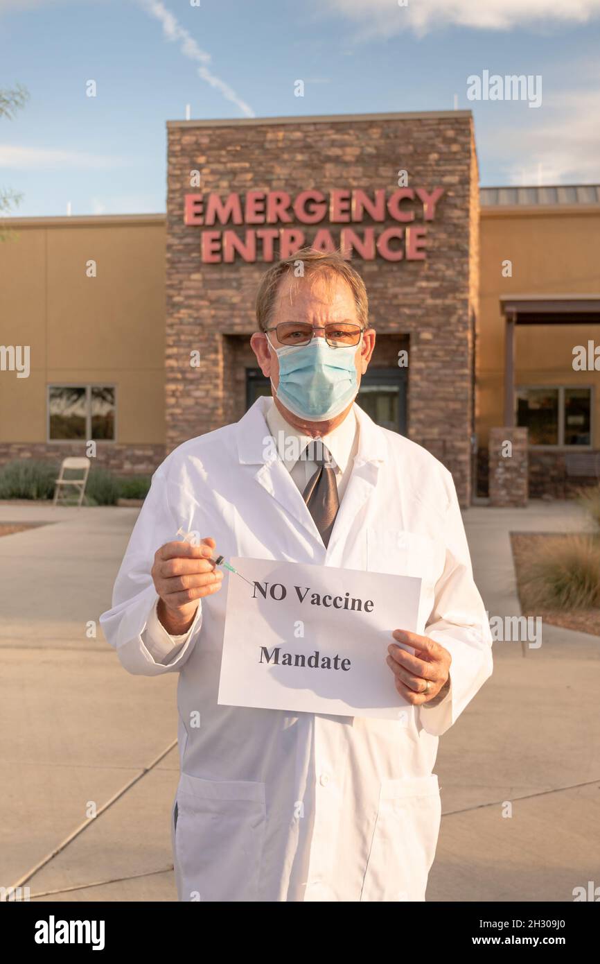 Wütender Arzt im Gesundheitswesen protestiert gegen das Impfmandat Stockfoto