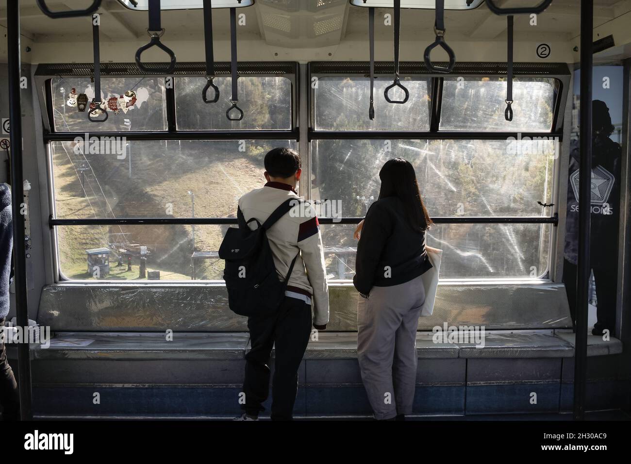 Nagano, Japan, 2021-22-10 , Menschen in der Gondel an der sora-Terrassenbahn, Eine Seilbahnfahrt auf den Berg Ryuoo von Kita Shiga Kogen in Nagano Pref Stockfoto