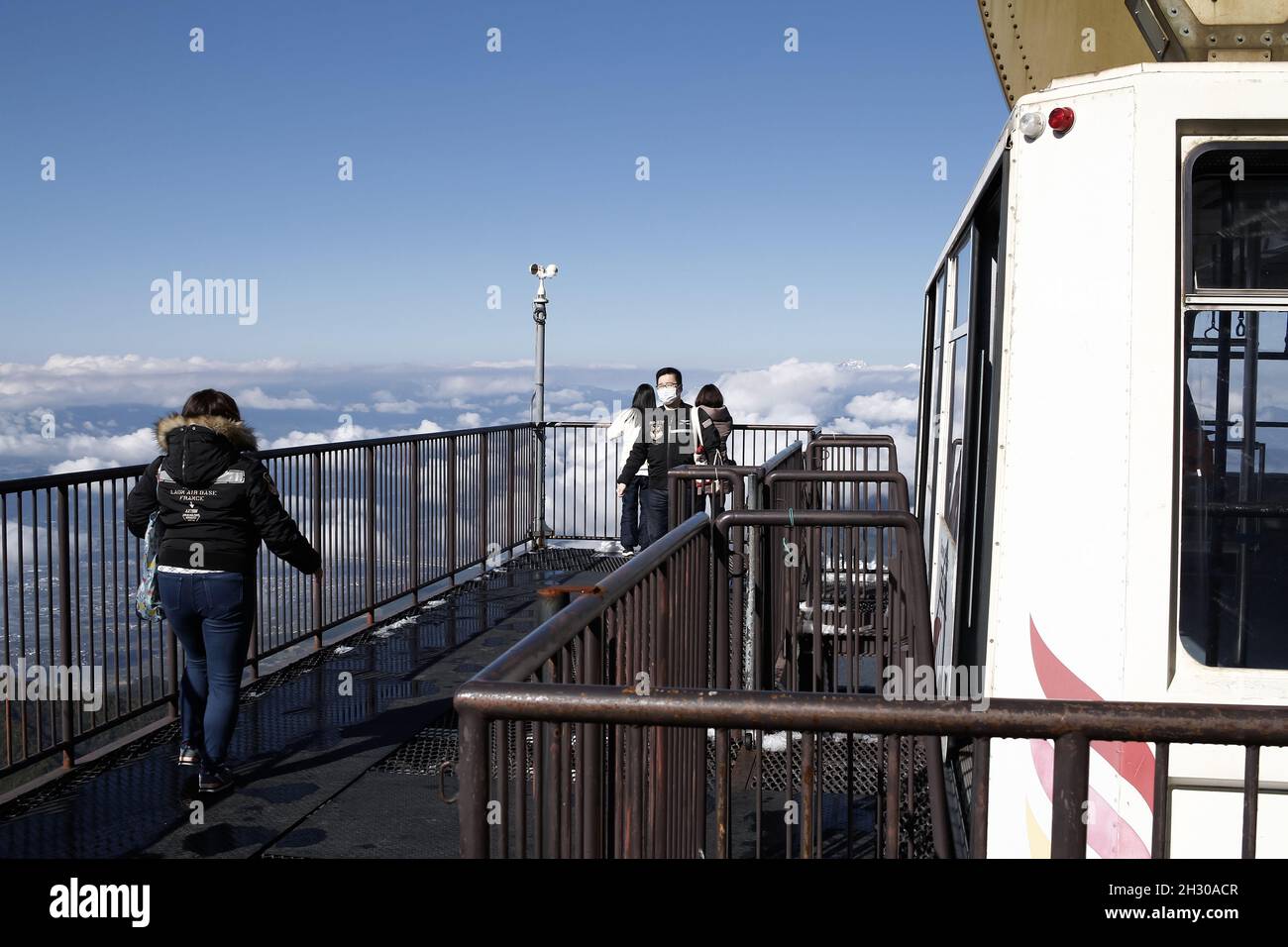 Nagano, Japan, 2021-22-10 , Menschen an der sora Terrace Seilbahn, Eine Seilbahnfahrt auf den Berg Ryuoo von Kita Shiga Kogen in der Präfektur Nagano bringt Sie Stockfoto