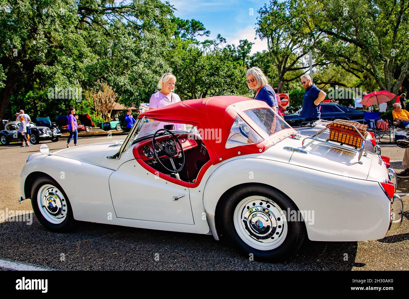 Ein Vintage 1966 Triumph TR3 wird beim 31. Jährlichen British Car Festival am 24. Oktober 2021 in Fairhope, Alabama, gezeigt. Stockfoto