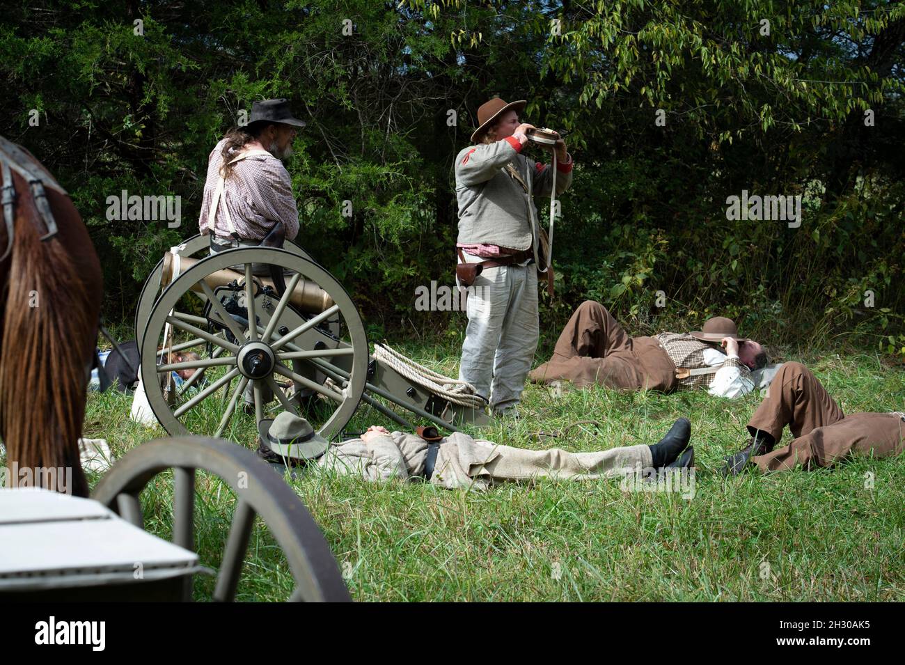 Libanon, Tennessee, USA. Okt. 2021. Reenaktoren, die konföderierte Artilleriesoldaten darstellen, ruhen sich aus, während sie auf den Beginn der Schlacht bei der Bürgerkriegsschlacht am Stones River, Tennessee warten (Foto: © Robin Rayne/ZUMA Press Wire) Stockfoto