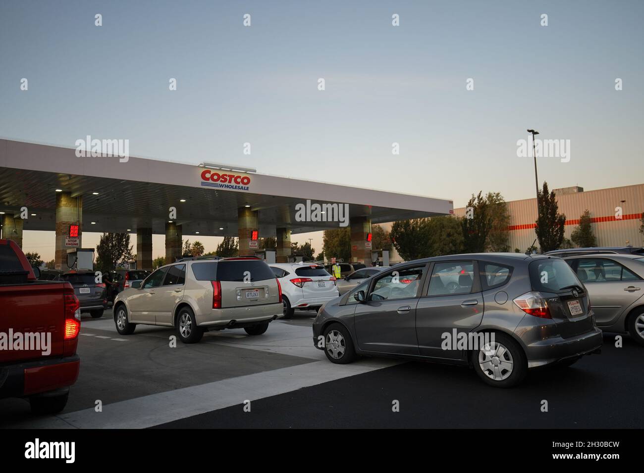 Kalifornien, USA. Oktober 2021. In den Vereinigten Staaten Pumpen viele Autofahrer Gas in einer Tankstelle in Costco, weil der Preis immer niedriger ist als bei anderen Tankstellen. In den letzten Monaten wurde der Gaspreis der Costco-Tankstelle gleichzeitig erhöht, die Gaspreise in den USA stiegen ebenfalls an und einige Fahrer fühlten sich hilflos. (Bild: © Michael Ho Wai Lee/SOPA Images via ZUMA Press Wire) Stockfoto