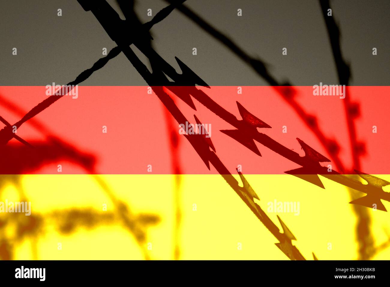 Flagge Deutschlands und Stacheldraht Stockfoto